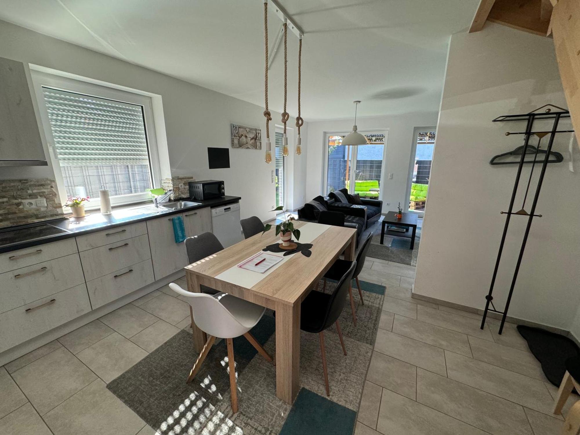 Appartamento Neubau, Moderne Haushaelfte In Amburgo